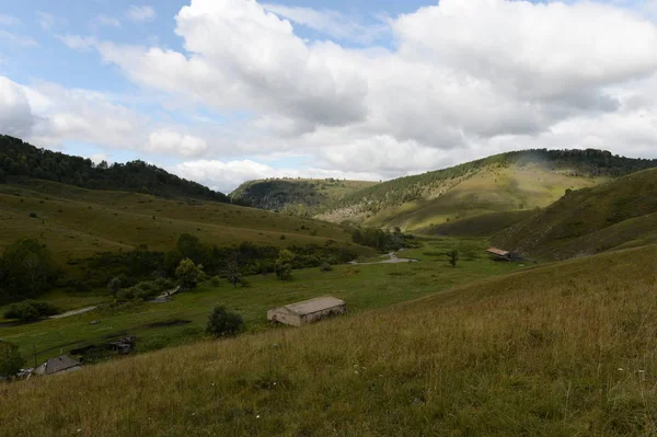 Paesaggio montano nelle vicinanze del villaggio di Generalka Altai Territorio — Foto Stock