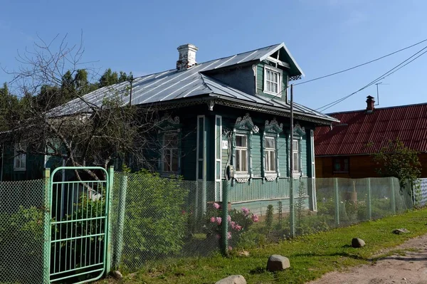 Жилой деревянный дом в селе Менишиково Ярославского района — стоковое фото