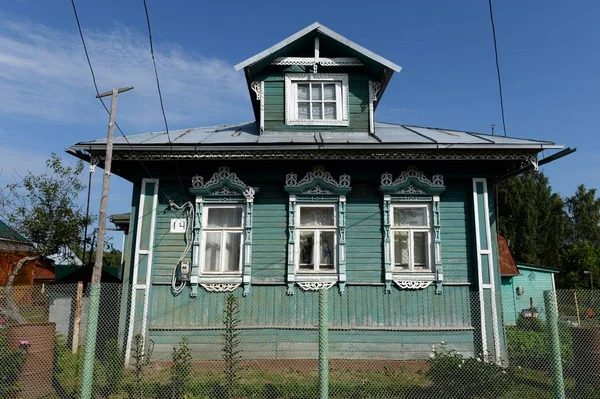 Жилой деревянный дом в селе Менишиково Ярославского района — стоковое фото
