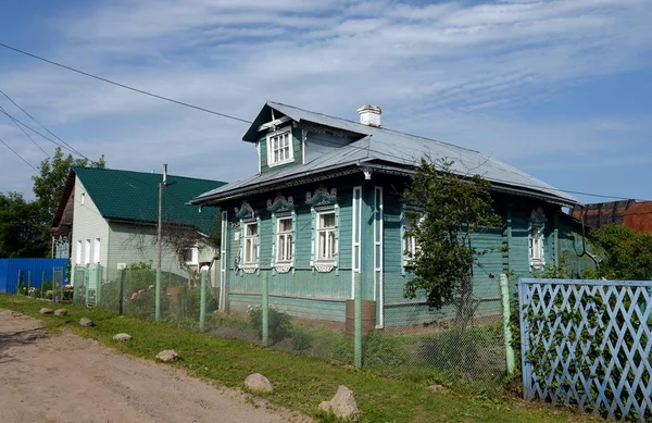 Residentieel houten huis in het dorp Menishikovo Yaroslavl regio — Stockfoto