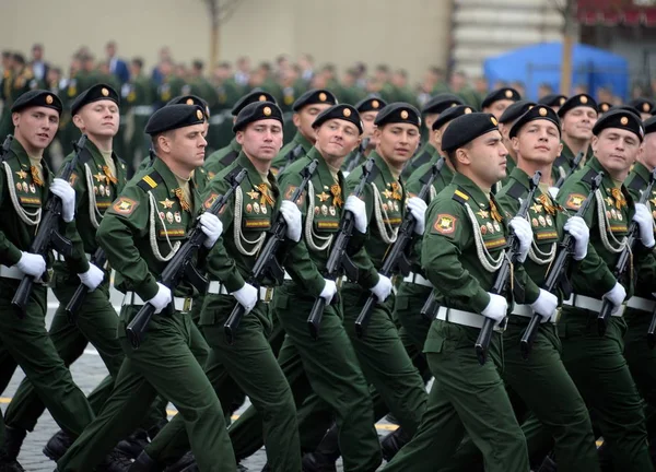 Soldiers of the 4th guards tank Cantemir division during the parade on red square in honor of victory Day — Stock Photo, Image