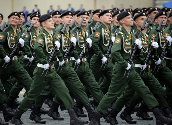 Soldados del 4º tanque de guardias de la división Cantemir durante el desfile en la plaza roja en honor al día de la Victoria —  Fotos de Stock