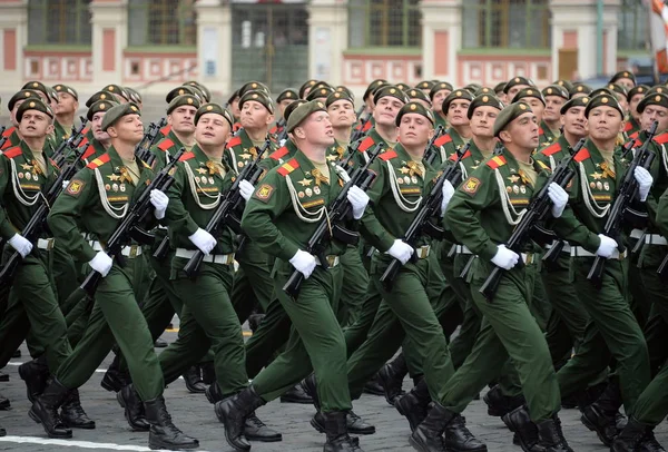 Soldaten van de 2nd bewakers gemotoriseerde geweer Taman Division tijdens de parade op het Rode plein ter ere van de dag van de overwinning. — Stockfoto
