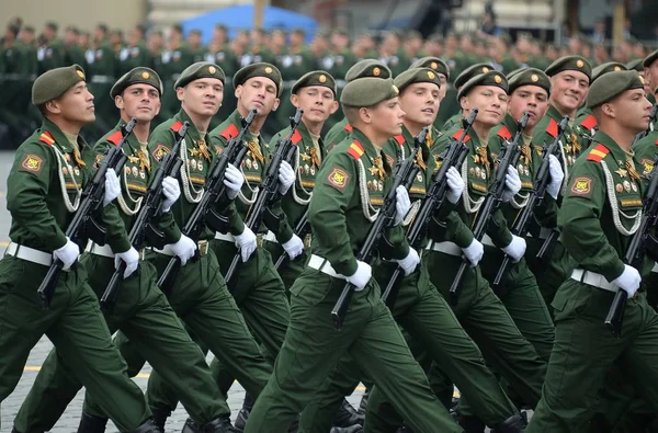 Soldiers of the 2nd Guards Motorized Rifle Taman Division during the parade on Red Square in honor of the Victory Day. — Stock Photo, Image
