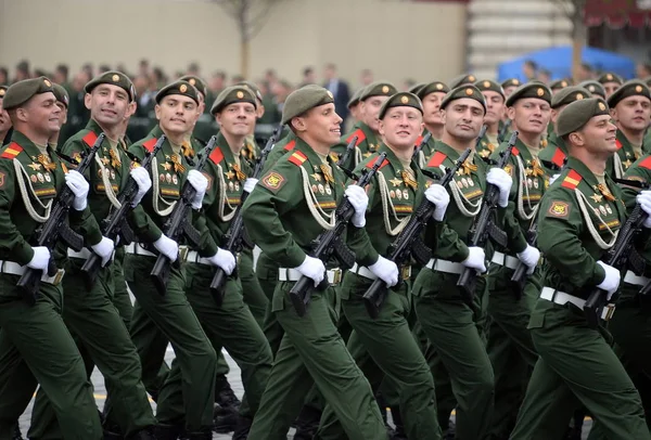 Soldiers of the 2nd Guards Motorized Rifle Taman Division during the parade on Red Square in honor of the Victory Day. — Stock Photo, Image