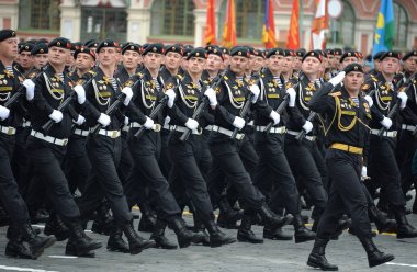  Kirkenes kırmızı banner Deniz Kolordusu 61 Tugayı zafer günü onuruna Kızıl Meydan üzerinde geçit töreni sırasında Kuzey filosu kıyı kuvvetleri, Marines.