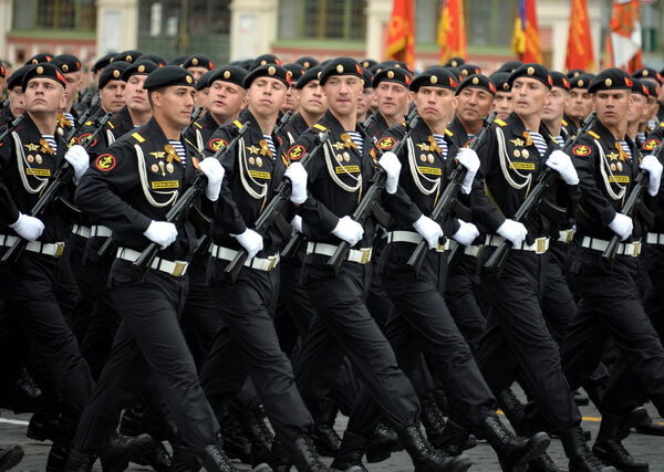  Морские пехотинцы Красного знамени Киркенеса 61-я бригада прибрежных войск Северного флота во время парада на Красной площади в честь Дня Победы
.