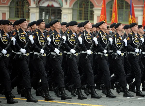 Marines of the Kirkenes Red Banner Marine Corps 61 Brigata delle forze costiere della Flotta Settentrionale durante la parata sulla Piazza Rossa in onore del Giorno della Vittoria . — Foto Stock