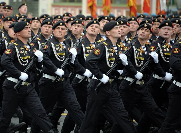 Marines of the Kirkenes Red Banner Marine Corps 61 Brigade of the coastal forces of the Northern Fleet during the parade on Red Square in honor of the Victory Day. — Stock Photo, Image