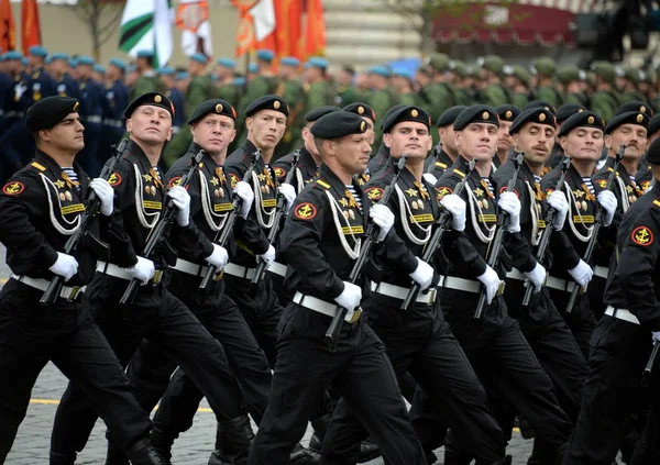 Fuzileiros navais do Kirkenes Red Banner Marine Corps 61 Brigada das forças costeiras da Frota Setentrional durante o desfile na Praça Vermelha em honra do Dia da Vitória . — Fotografia de Stock