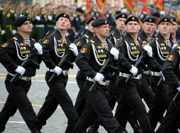 Tengerészgyalogosok a Kirkenes Red banner Marine Corps 61 dandár a parti erők az északi flotta során a felvonulás a Red Square tiszteletére a győzelem napja. — Stock Fotó