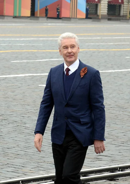 El alcalde de Moscú Sergei Sobyanin en la plaza roja durante la celebración del 74 aniversario de la victoria — Foto de Stock