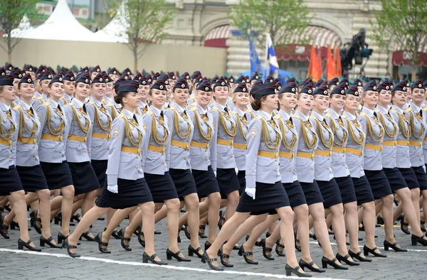 Cadetes de la policía de la Universidad de Moscú del Ministerio del Interior durante el desfile en la plaza roja en honor al Día de la Victoria — Foto de Stock