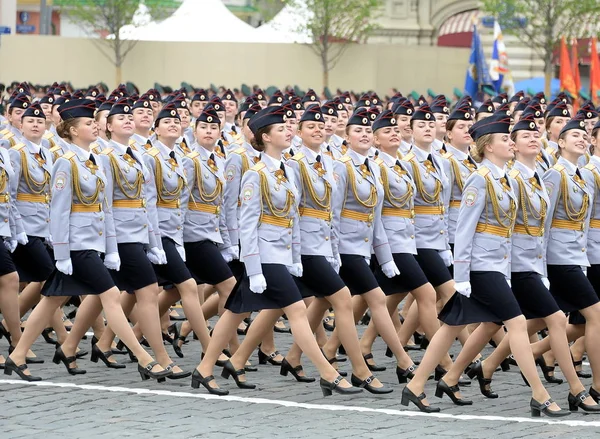 Policjanci kadetów Uniwersytetu Moskiewskiego ministerstwa spraw wewnętrznych podczas parady na czerwonym placu na cześć zwycięstwa dzień — Zdjęcie stockowe