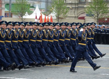  Hava Kuvvetleri Akademisi subayların adını Profesör N. E. Zhukovsky ve Y. A. Gagarin kırmızı kare üzerinde geçit onuruna Zafer Bayramı sırasında.