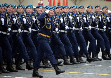  Öğrenciler, Hava Kuvvetleri Akademisi adını Profesör N. E. Zhukovsky ve Y. A. Gagarin kırmızı kare üzerinde geçit onuruna Zafer Bayramı sırasında.