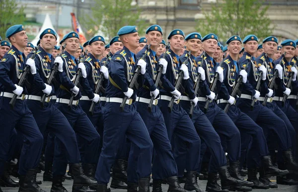 Cadetes de la Academia de la Fuerza Aérea nombrados en honor al Profesor N. E. Zhukovsky y Y. de la Fuerza Aérea. A. Gagarin durante el desfile en la plaza roja en honor del Día de la Victoria . —  Fotos de Stock