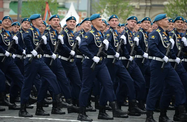  Öğrenciler, Hava Kuvvetleri Akademisi adını Profesör N. E. Zhukovsky ve Y. A. Gagarin kırmızı kare üzerinde geçit onuruna Zafer Bayramı sırasında.
