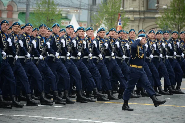 Cadetten op de air force Academy vernoemd naar Professor N. E. Zhukovsky en Y. A. Gagarin tijdens de parade op het Rode plein ter ere van de dag van de overwinning. — Stockfoto