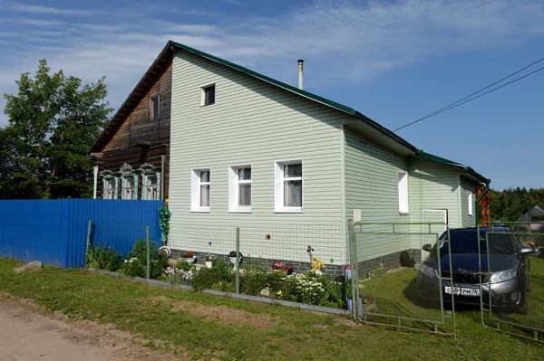 Половина покрыта сайдингом старых деревянных домов в селе Менишикова Ярославского района — стоковое фото