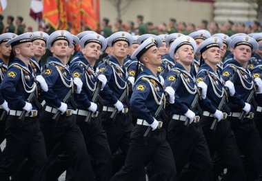  Zafer Günü onuruna Kırmızı Meydan'da geçit töreni sırasında Deniz Politeknik Enstitüsü Öğrencileri