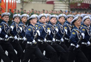  Zafer Günü onuruna Kırmızı Meydan'da geçit töreni sırasında Deniz Politeknik Enstitüsü Öğrencileri