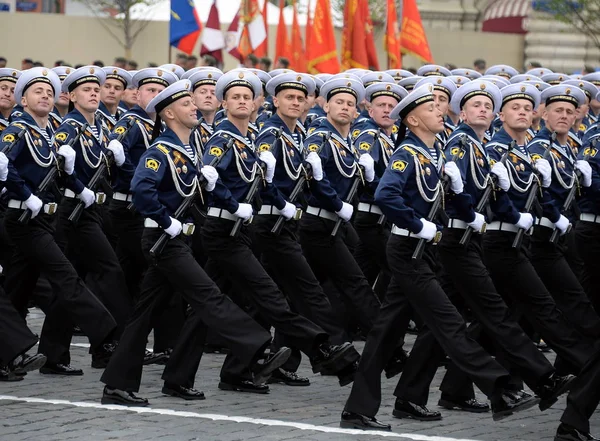 Cadetten van het Naval Polytechnic Institute tijdens de parade op het Rode plein ter ere van de dag van de overwinning — Stockfoto