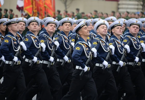 Cadetten van het Naval Polytechnic Institute tijdens de parade op het Rode plein ter ere van de dag van de overwinning — Stockfoto