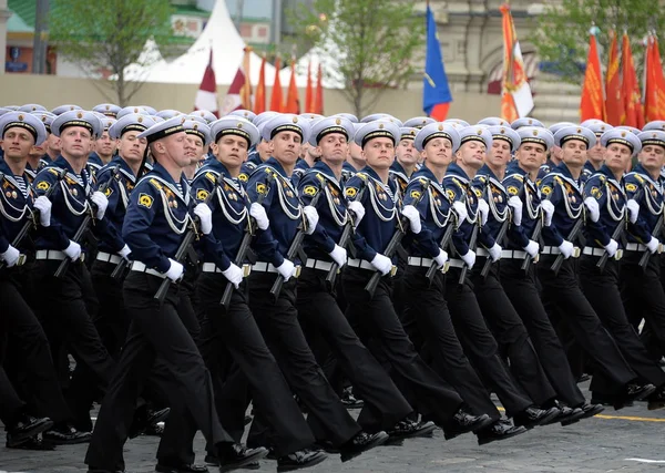 Cadetti del Politecnico Navale durante la sfilata sulla piazza rossa in onore del Giorno della vittoria — Foto Stock
