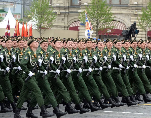 Cadetes da Academia Espacial Militar nomeados em homenagem a A.F. Mozhaisky durante o desfile, dedicado ao Dia da Vitória na Praça Vermelha em Moscou . — Fotografia de Stock