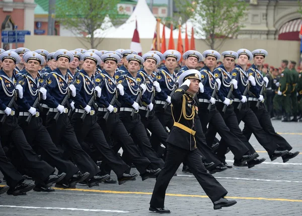 Kadetter av Naval Polytechnic Institute under paraden på Röda torget för att hedra Segerdagen — Stockfoto