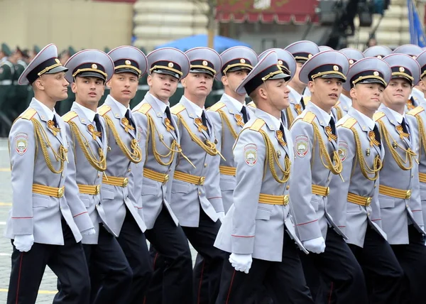 Polizeikadetten der Moskauer Universität des Innenministeriums während der Parade auf dem Roten Platz zu Ehren des Sieges — Stockfoto