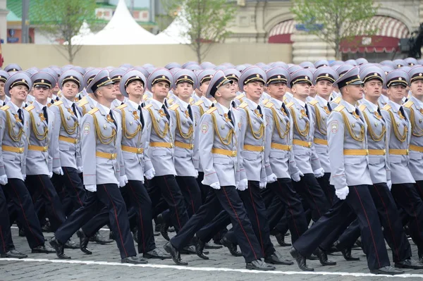 De kades van de politie van de Universiteit van Moskou van het binnenlandse ministerie tijdens de parade op rood vierkant ter ere van de dag van de overwinning — Stockfoto