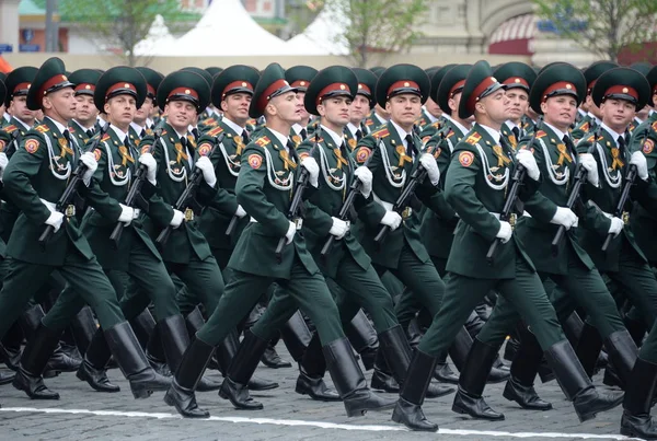 Cadetes do Instituto militar de Saratov de tropas de guarda nacionais no desfile em honra do Dia de vitória — Fotografia de Stock