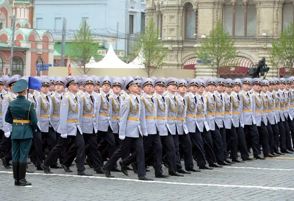 Cadetes de la policía de la Universidad de Moscú del Ministerio del Interior durante el desfile en la plaza roja en honor al Día de la Victoria — Foto de Stock