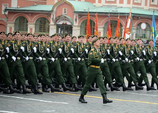 I cadetti dell'Accademia militare RVSN prendono il nome da Pietro il Grande corteo militare in onore del Giorno della Vittoria sulla piazza rossa — Foto Stock