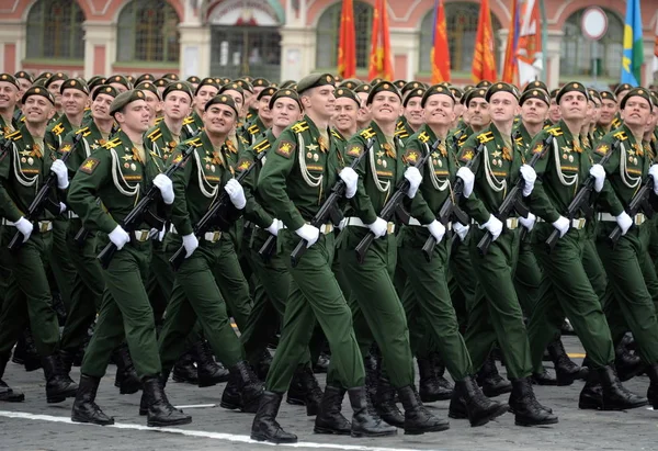 Cadetes de la Academia Militar RVSN nombrados en honor a Pedro el Grande desfile militar en honor al Día de la Victoria en la plaza roja —  Fotos de Stock