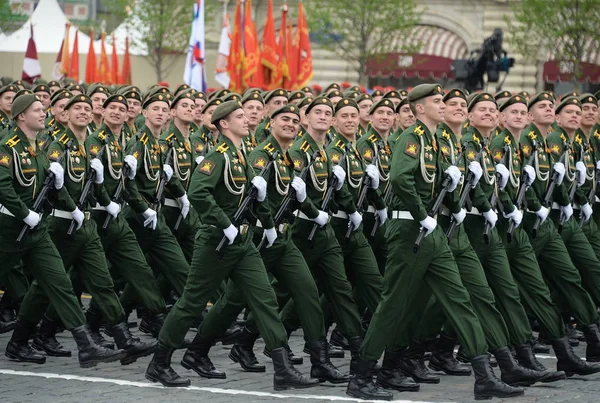 I cadetti dell'Accademia militare RVSN prendono il nome da Pietro il Grande corteo militare in onore del Giorno della Vittoria sulla piazza rossa — Foto Stock