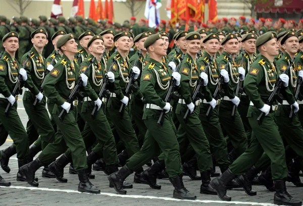 Cadetes de la Academia Militar RVSN nombrados en honor a Pedro el Grande desfile militar en honor al Día de la Victoria en la plaza roja —  Fotos de Stock