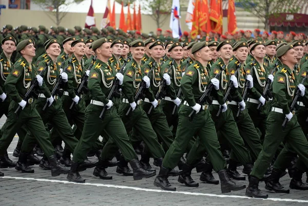 I cadetti dell'Accademia militare RVSN prendono il nome da Pietro il Grande corteo militare in onore del Giorno della Vittoria sulla piazza rossa — Foto Stock