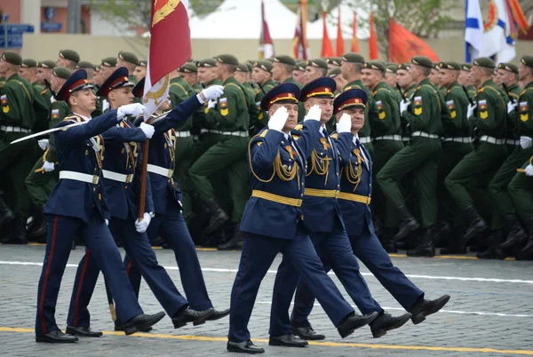 莫斯科总统军校的国民警卫队学生在红广场上游行,以纪念胜利日 — 图库照片