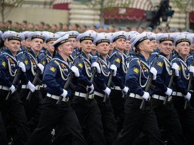 Moskova, Rusya - 9 Mayıs 2019: Zafer Bayramı şerefine Kızıl Meydan'da düzenlenen geçit töreninde Amiral Nakhimov'un adını taşıyan Karadeniz Yüksek Deniz Okulu öğrencileri
