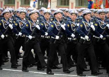 Moskova, Rusya - 9 Mayıs 2019: Zafer Bayramı şerefine Kızıl Meydan'da düzenlenen geçit töreninde Amiral Nakhimov'un adını taşıyan Karadeniz Yüksek Deniz Okulu öğrencileri