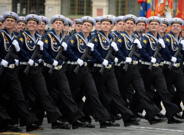 Moskova, Rusya - 9 Mayıs 2019: Zafer Bayramı şerefine Kızıl Meydan'da düzenlenen geçit töreninde Amiral Nakhimov'un adını taşıyan Karadeniz Yüksek Deniz Okulu öğrencileri