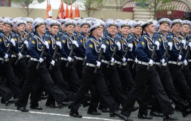 Moskova, Rusya - 9 Mayıs 2019: Zafer Bayramı şerefine Kızıl Meydan'da düzenlenen geçit töreninde Amiral Nakhimov'un adını taşıyan Karadeniz Yüksek Deniz Okulu öğrencileri