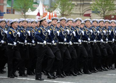 Moskova, Rusya - 9 Mayıs 2019: Zafer Bayramı şerefine Kızıl Meydan'da düzenlenen geçit töreninde Amiral Nakhimov'un adını taşıyan Karadeniz Yüksek Deniz Okulu öğrencileri