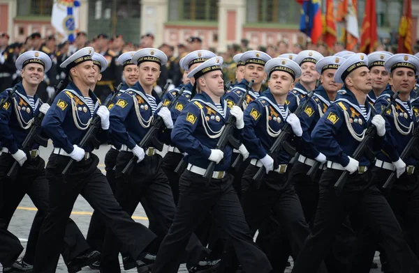 俄罗斯莫斯科 2019年5月9日 在纪念胜利日的红色广场上 以纳希莫夫海军上将命名的黑海高级海军学校的学员 — 图库照片