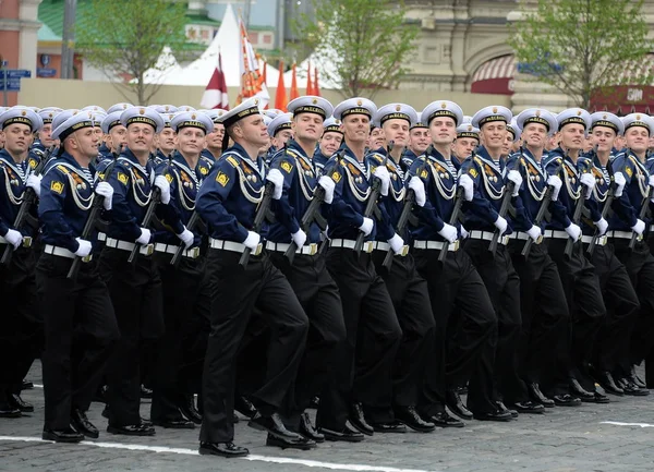 モスクワ ロシア 2019年5月9日 勝利の日に敬意を表して赤い広場でのパレード中にナキモフ提督にちなんで命名された黒海高等海軍学校のカデット — ストック写真