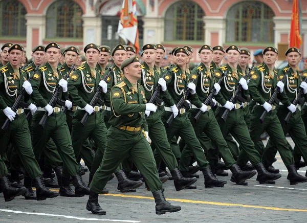 Askeri Akademi Rvsn Serpukhov şubesi öğrencileri Zafer Günü onuruna Kırmızı Meydan'da geçit töreni sırasında Büyük Peter adını — Stok fotoğraf