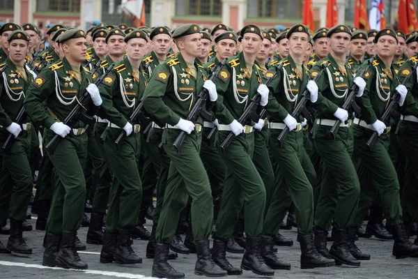 Cadetti del ramo Serpuchov dell'Accademia militare RVSN dal nome di Pietro il Grande durante la sfilata sulla piazza rossa in onore del giorno della vittoria — Foto Stock